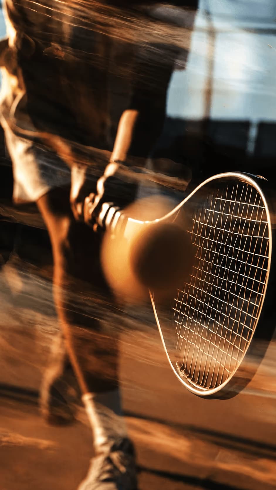 Tenis raketi ve topu ile kariyer planlamasını temsil eden dinamik spor görseli
